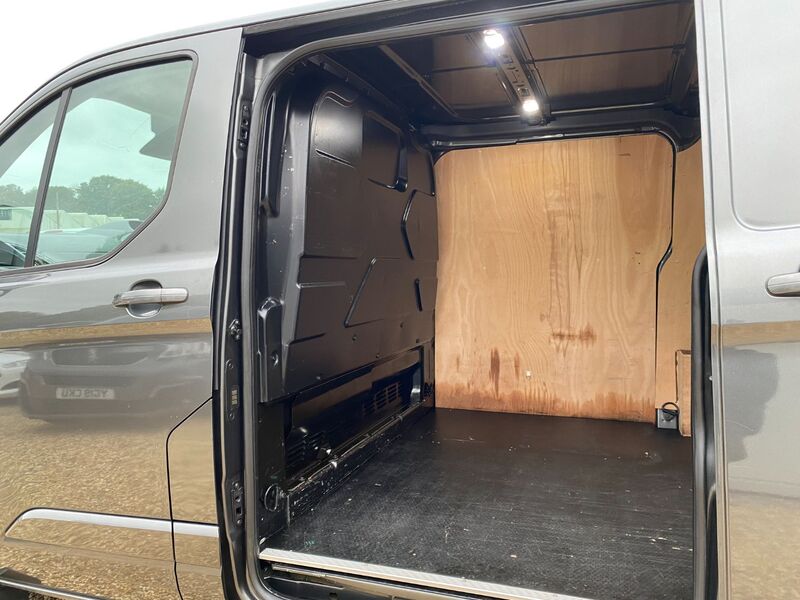 FORD TRANSIT CUSTOM 270 LIMITED 2.0 130 SWB 2018